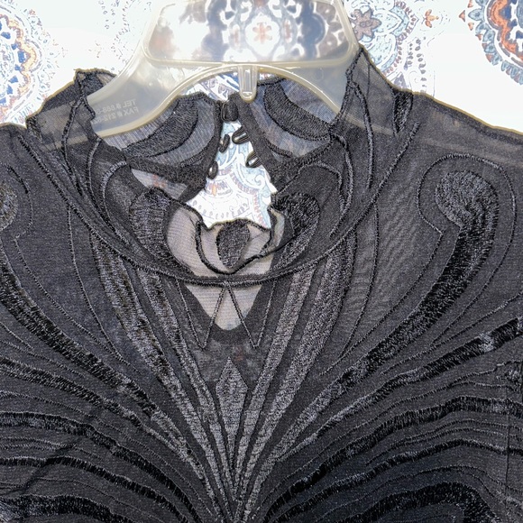 Very cute top hardly ever worn for real for real and it’s just very cute - Picture 5 of 6